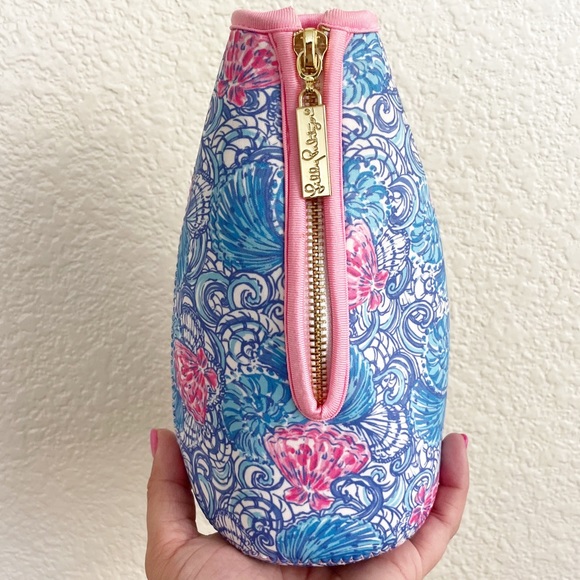 Lilly Pulitzer Other - Lilly Pulitzer GWP Beverage Carafe Blue Haven Raising Shell Drink Holder 10”